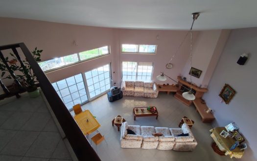 Πωλείται πολυτελής πλήρως επιπλωμένη , εξοχική κατοικία 218 τμ κύριων χώρων , και 127 τμ βοηθητικών , ( σύνολο κτισμάτων 345 τμ νόμιμα )