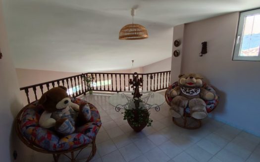 Πωλείται πολυτελής πλήρως επιπλωμένη , εξοχική κατοικία 218 τμ κύριων χώρων , και 127 τμ βοηθητικών , ( σύνολο κτισμάτων 345 τμ νόμιμα )