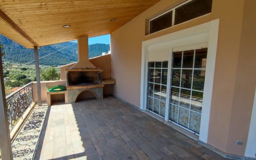 Πωλείται πολυτελής πλήρως επιπλωμένη , εξοχική κατοικία 218 τμ κύριων χώρων , και 127 τμ βοηθητικών , ( σύνολο κτισμάτων 345 τμ νόμιμα )