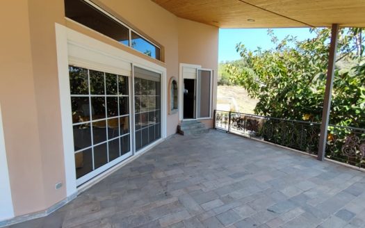 Πωλείται πολυτελής πλήρως επιπλωμένη , εξοχική κατοικία 218 τμ κύριων χώρων , και 127 τμ βοηθητικών , ( σύνολο κτισμάτων 345 τμ νόμιμα )