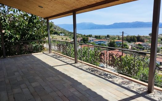 Πωλείται πολυτελής πλήρως επιπλωμένη , εξοχική κατοικία 218 τμ κύριων χώρων , και 127 τμ βοηθητικών , ( σύνολο κτισμάτων 345 τμ νόμιμα )