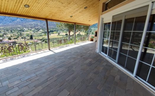 Πωλείται πολυτελής πλήρως επιπλωμένη , εξοχική κατοικία 218 τμ κύριων χώρων , και 127 τμ βοηθητικών , ( σύνολο κτισμάτων 345 τμ νόμιμα )