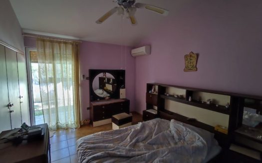 Πωλείται πολυτελής πλήρως επιπλωμένη , εξοχική κατοικία 218 τμ κύριων χώρων , και 127 τμ βοηθητικών , ( σύνολο κτισμάτων 345 τμ νόμιμα )