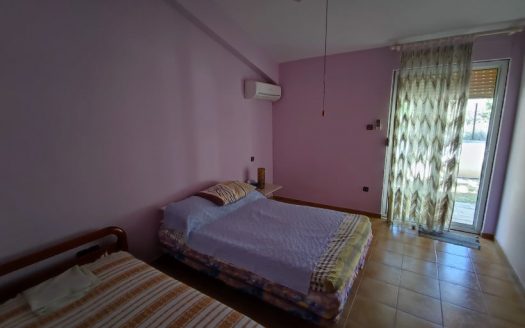 Πωλείται πολυτελής πλήρως επιπλωμένη , εξοχική κατοικία 218 τμ κύριων χώρων , και 127 τμ βοηθητικών , ( σύνολο κτισμάτων 345 τμ νόμιμα )