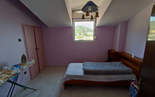 Πωλείται πολυτελής πλήρως επιπλωμένη , εξοχική κατοικία 218 τμ κύριων χώρων , και 127 τμ βοηθητικών , ( σύνολο κτισμάτων 345 τμ νόμιμα )