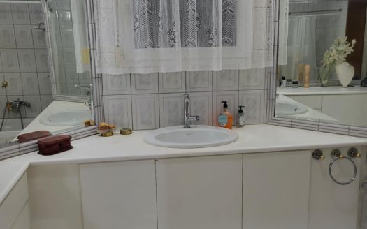 Λουράκι :Ενοικιάζετε οροφοκατοικία 190 τμ .