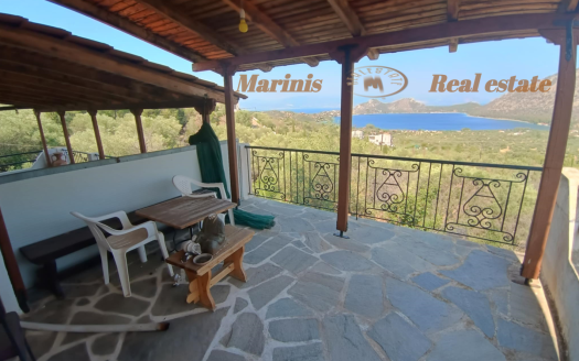 Λουτράκι : Εξοχική κατοικία δυο επιπέδων 160 τμ περίπου εντός κτήματος, 6500 τμ περίπου προς πώληση στην περιοχή Λίμνη Ηραίου Βουλιαγμένης (Λουτράκι-Περαχώρα)