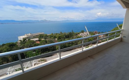 Πωλείται διαμέρισμα _μεζονέτα 122 τμ , σε κεντρικό σημείο του Λουτρακίου με απεριόριστη πανοραμική θέα στον Κορινθιακό