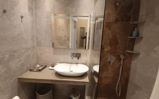 Πωλείται διαμέρισμα _μεζονέτα 122 τμ , σε κεντρικό σημείο του Λουτρακίου με απεριόριστη πανοραμική θέα στον Κορινθιακό