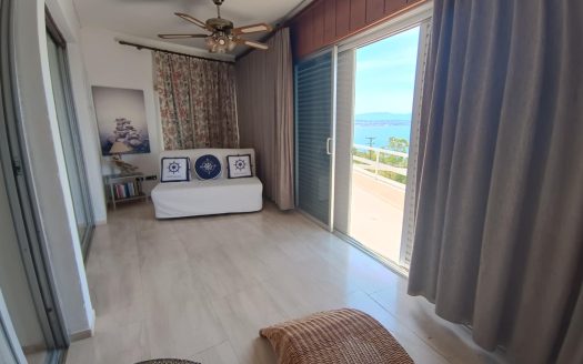 Πωλείται διαμέρισμα _μεζονέτα 122 τμ , σε κεντρικό σημείο του Λουτρακίου με απεριόριστη πανοραμική θέα στον Κορινθιακό