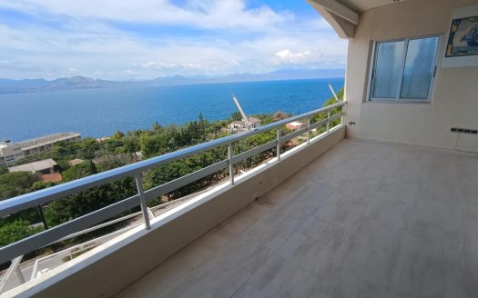 Πωλείται διαμέρισμα _μεζονέτα 122 τμ , σε κεντρικό σημείο του Λουτρακίου με απεριόριστη πανοραμική θέα στον Κορινθιακό