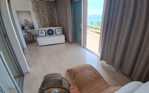 Πωλείται διαμέρισμα _μεζονέτα 122 τμ , σε κεντρικό σημείο του Λουτρακίου με απεριόριστη πανοραμική θέα στον Κορινθιακό