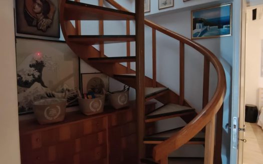 Πωλείται διαμέρισμα _μεζονέτα 122 τμ , σε κεντρικό σημείο του Λουτρακίου με απεριόριστη πανοραμική θέα στον Κορινθιακό