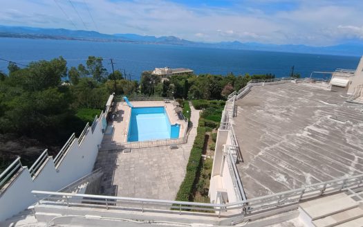 Πωλείται διαμέρισμα _μεζονέτα 122 τμ , σε κεντρικό σημείο του Λουτρακίου με απεριόριστη πανοραμική θέα στον Κορινθιακό