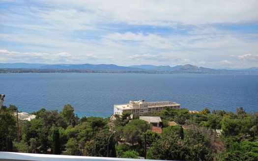 Πωλείται διαμέρισμα _μεζονέτα 122 τμ , σε κεντρικό σημείο του Λουτρακίου με απεριόριστη πανοραμική θέα στον Κορινθιακό