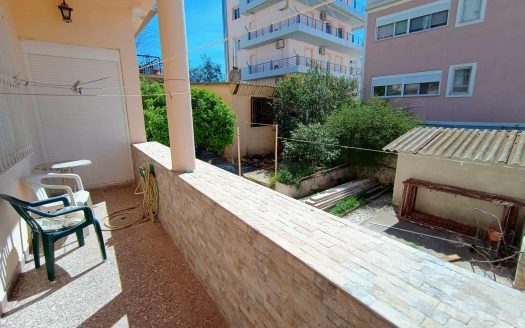 Λουτράκι : Πωλείται ισόγεια ΔΙΑΜΕΡΙΣΜΑ 120τμ στο κρέντο του Λουτρακίου.