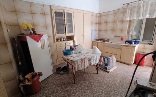 Λουτράκι : Πωλείται ισόγεια ΔΙΑΜΕΡΙΣΜΑ 120τμ στο κρέντο του Λουτρακίου.