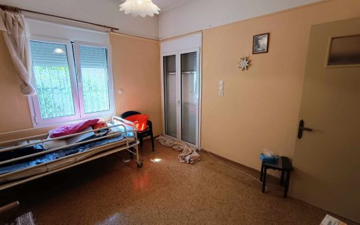 Λουτράκι : Πωλείται ισόγεια ΔΙΑΜΕΡΙΣΜΑ 120τμ στο κρέντο του Λουτρακίου.