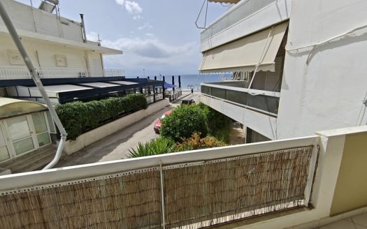 Λουτράκι . Πωλείται διαμέρισμα 60 τμ 1ου ορόφου . Η απόσταση από την θάλασσα είναι μόλις 70 μέτρα