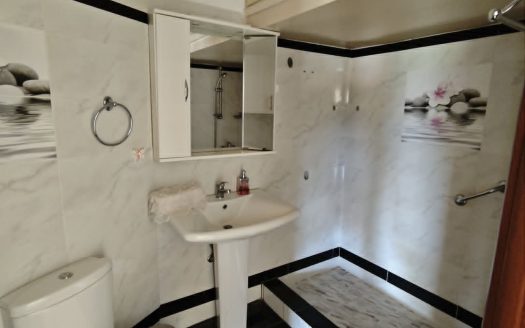 Λουτράκι . Πωλείται διαμέρισμα 60 τμ 1ου ορόφου . Η απόσταση από την θάλασσα είναι μόλις 70 μέτρα