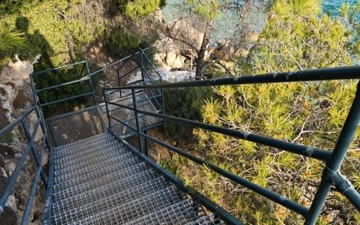 Μονοκατοικία 600 τμ προς πώληση κατασκευής 2002. Βρίσκεται στην περιοχή Κάβο – Ισθμίας ,