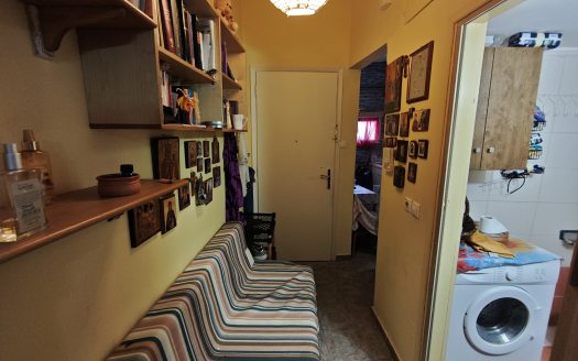 Πωλείται διαμέρισμα 30τμ σε πολύ κεντρικό σημείο , μόλις 50μέτρα από την θάλασσα . Είναι άμεσα διαθέσιμο .