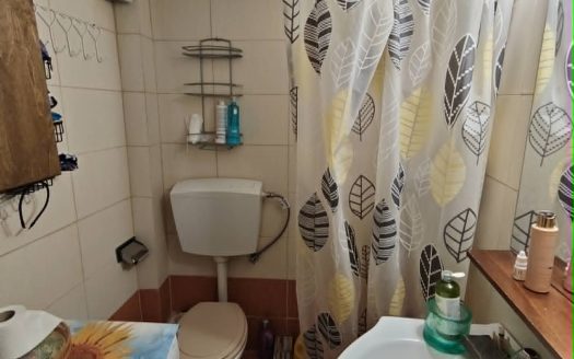 Πωλείται διαμέρισμα 30τμ σε πολύ κεντρικό σημείο , μόλις 50μέτρα από την θάλασσα . Είναι άμεσα διαθέσιμο .