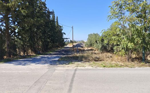 Διατίθεται προς πώληση οικόπεδο συνολικού εμβαδόν 6053,20 τ.μ. στο Λουτράκι , στη θέση “Λειβαδάκι”.