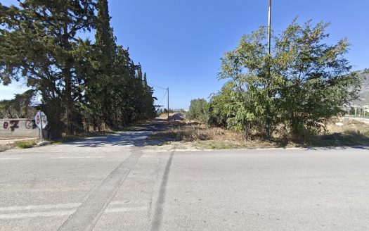 Διατίθεται προς πώληση οικόπεδο συνολικού εμβαδόν 6053,20 τ.μ. στο Λουτράκι , στη θέση “Λειβαδάκι”.